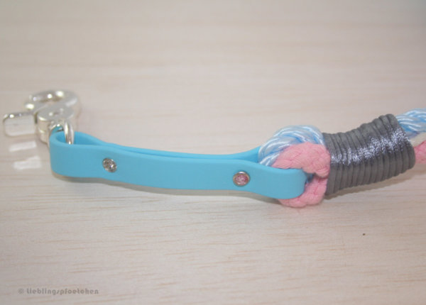 Halsband Princess mit Strassnieten auf blauem Biothane